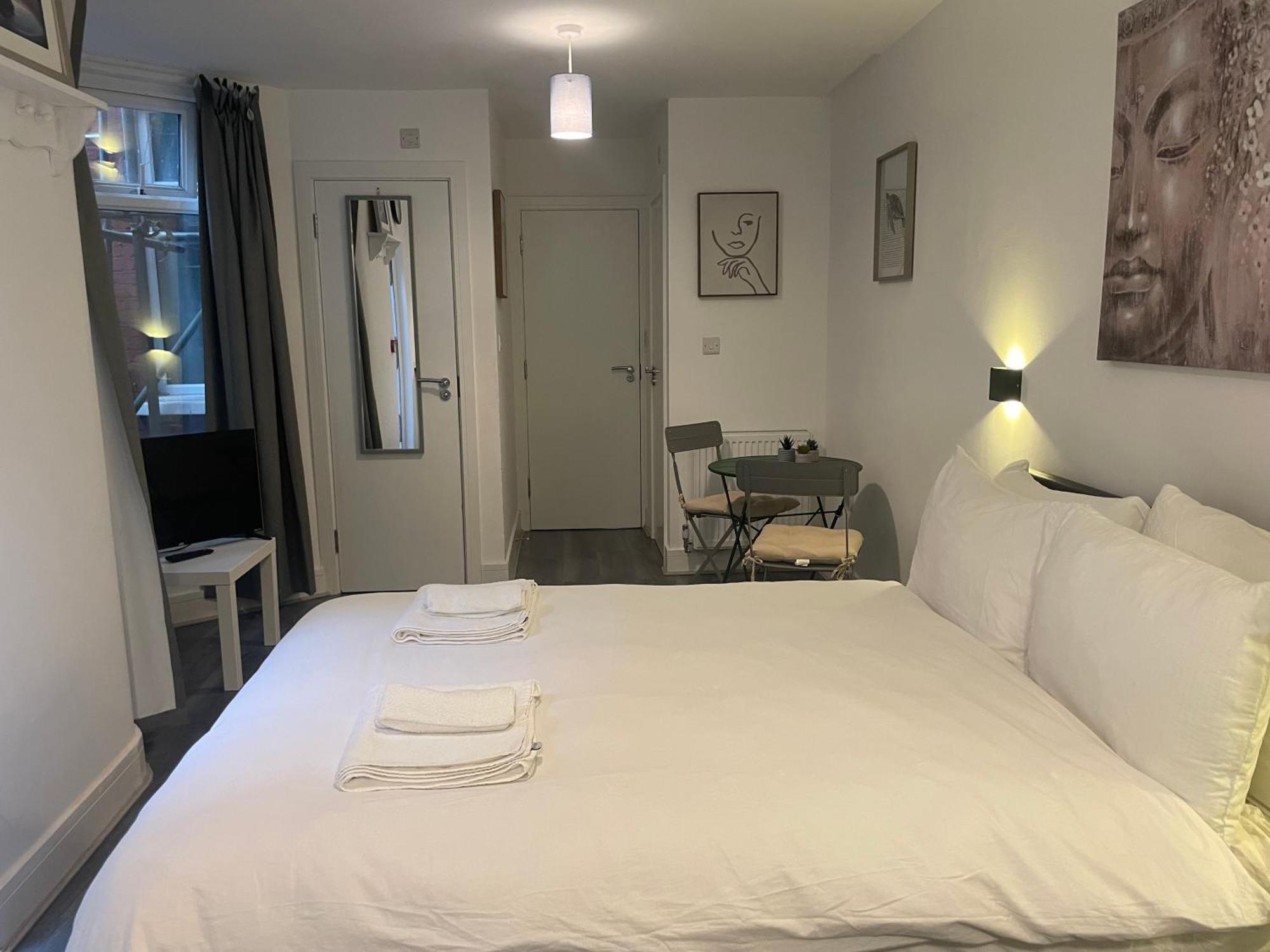 Amazing Studios 4 - East London Apartment